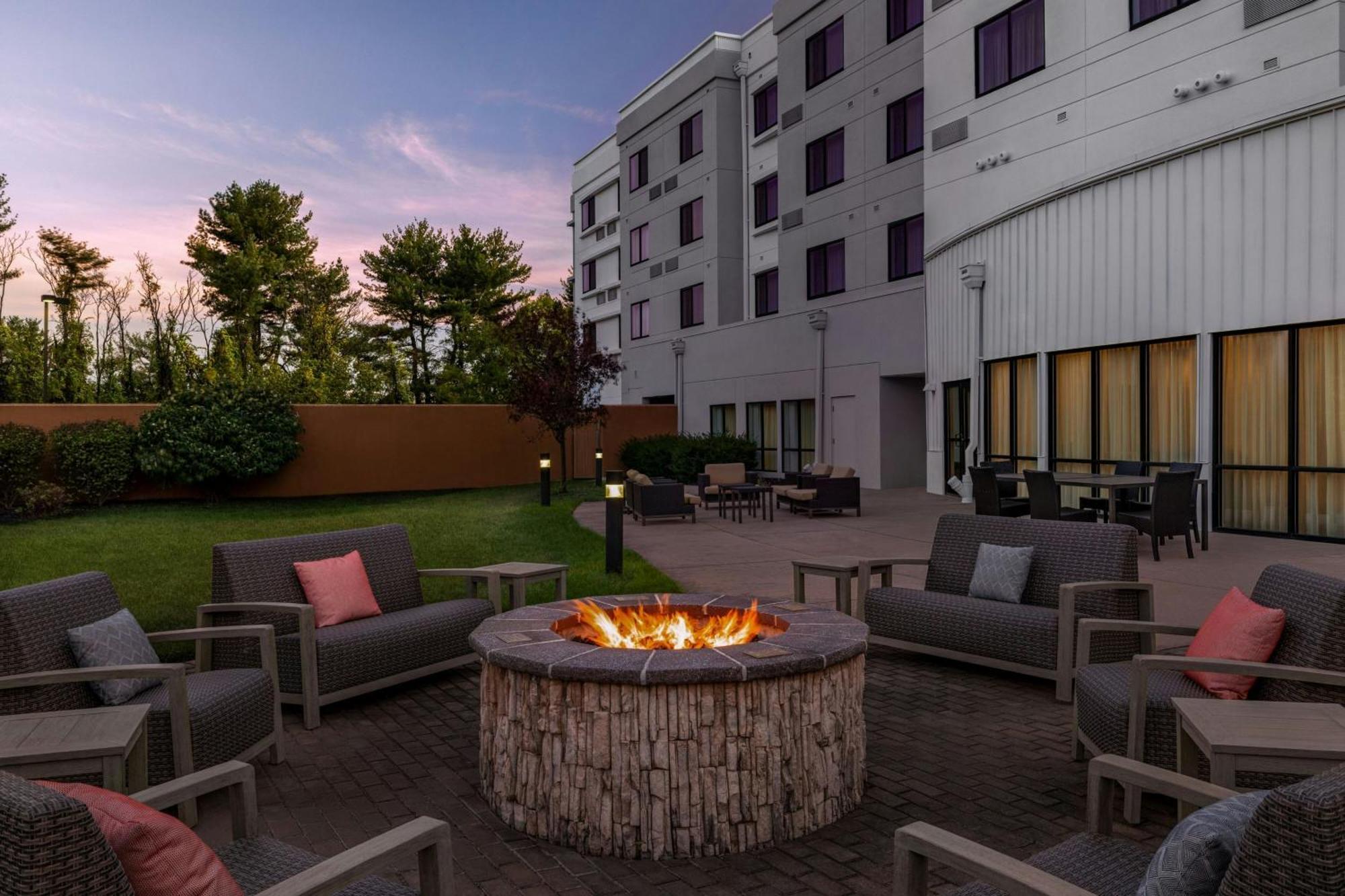 Courtyard Mt. Holly Hotel 3*