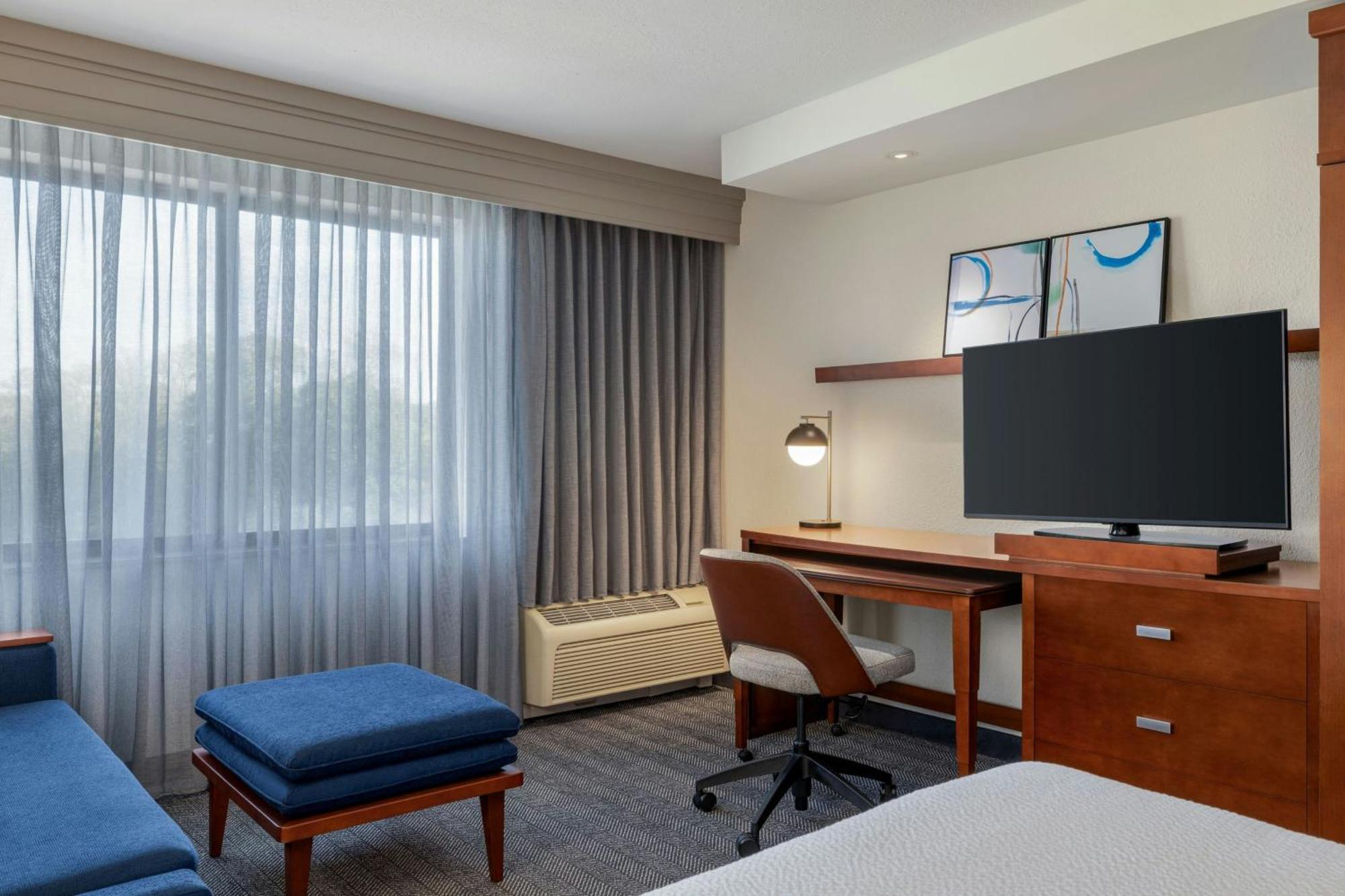 Courtyard Mt. Holly Hotel 3*